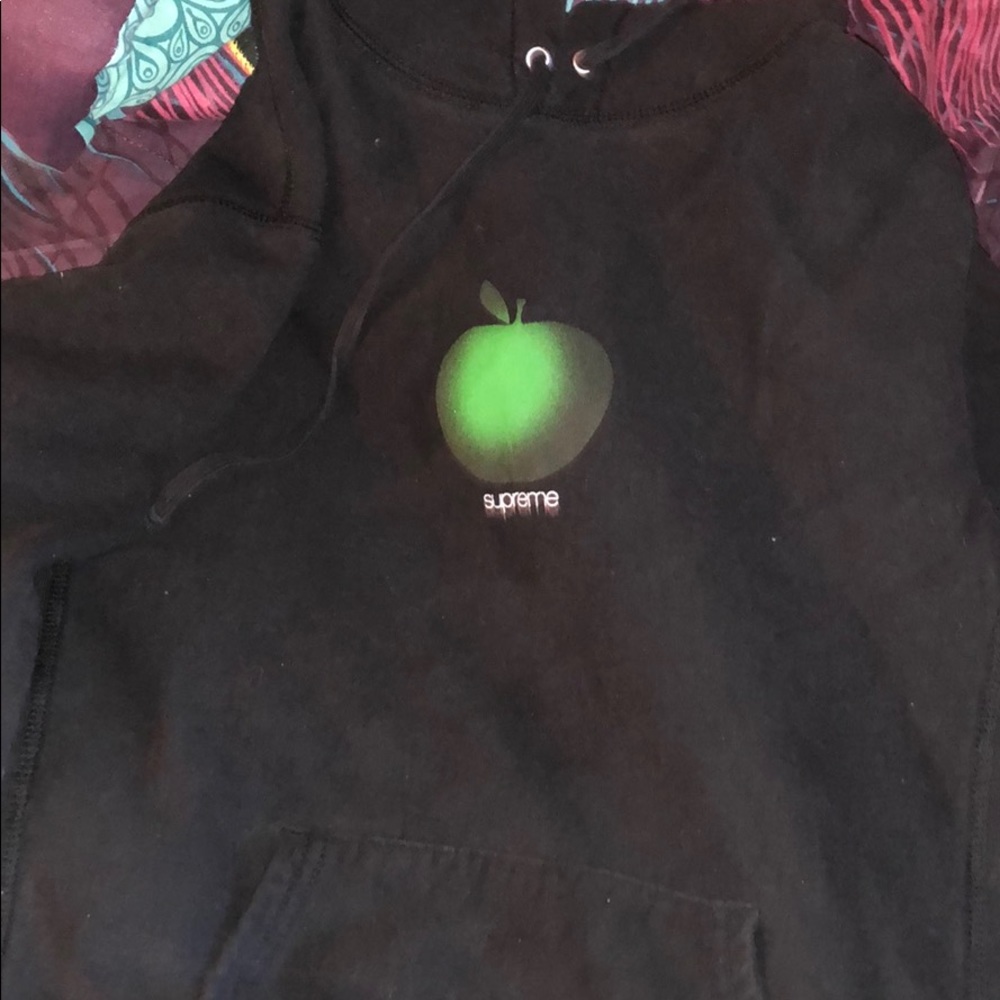Supreme hoodie authentic.